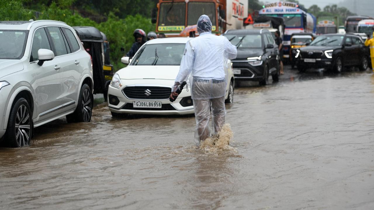 The police have to stand in close to waist-high water on the flooded roads to regulate the traffic. Roads near Sasunavghar on the highway get waterlogged and most drivers have to slow down the vehicle
 