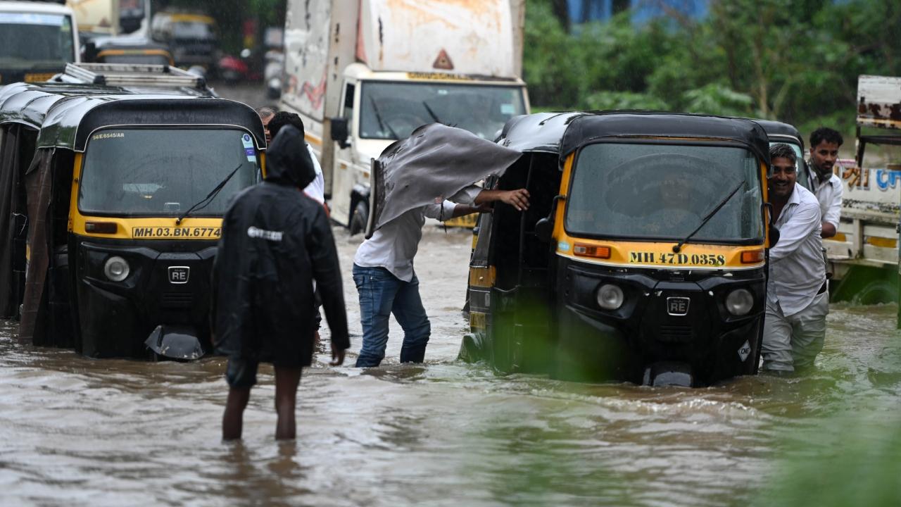 The Mira Bhayandar Vasai Virar (MBVV) traffic police have been facing a tough time at work on the Mumbai-Ahmedabad highway during heavy rainfall
 
