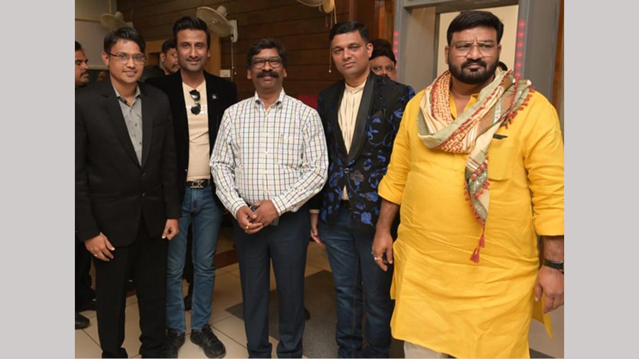 from left: Arpit Jain, Suchhi Kumar, Jharkhand CM Hemant Soren, Ajit Pendulker, and Jharkhand Tourism Minister Mr. Hafizul Hasan