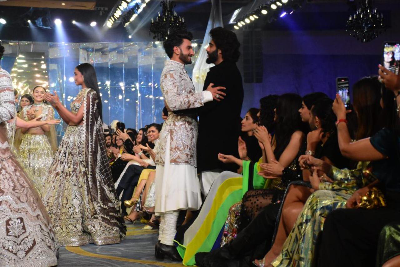Ranveer also greeted his friend and fellow co-actor from the film Gunday, Arjun Kapoor as he arrived on the ramp. Arjun was seated with his sisters Anshula, Janhvi and Khushi