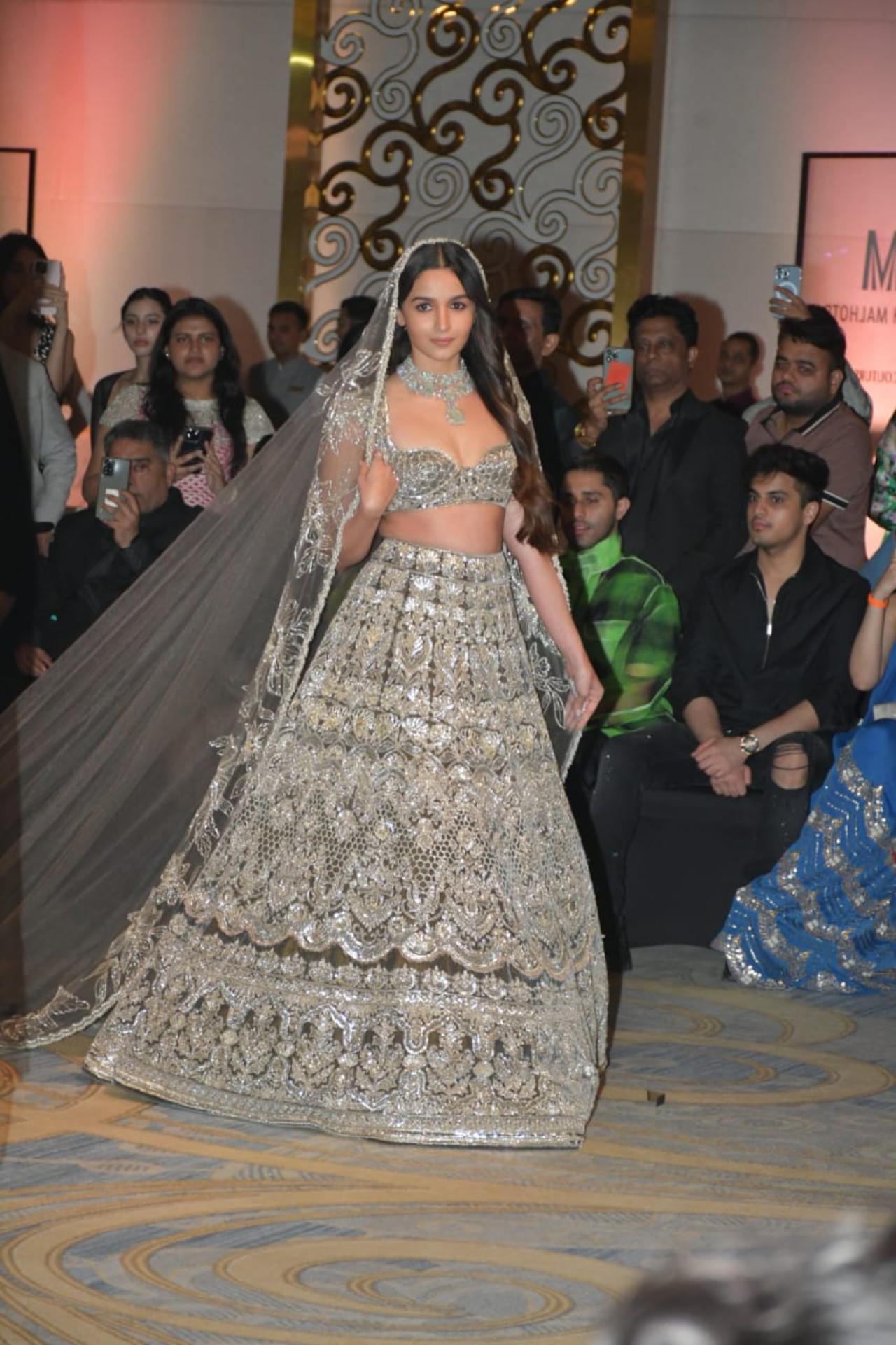 Share more than 86 alia bhatt silver lehenga super hot POPPY