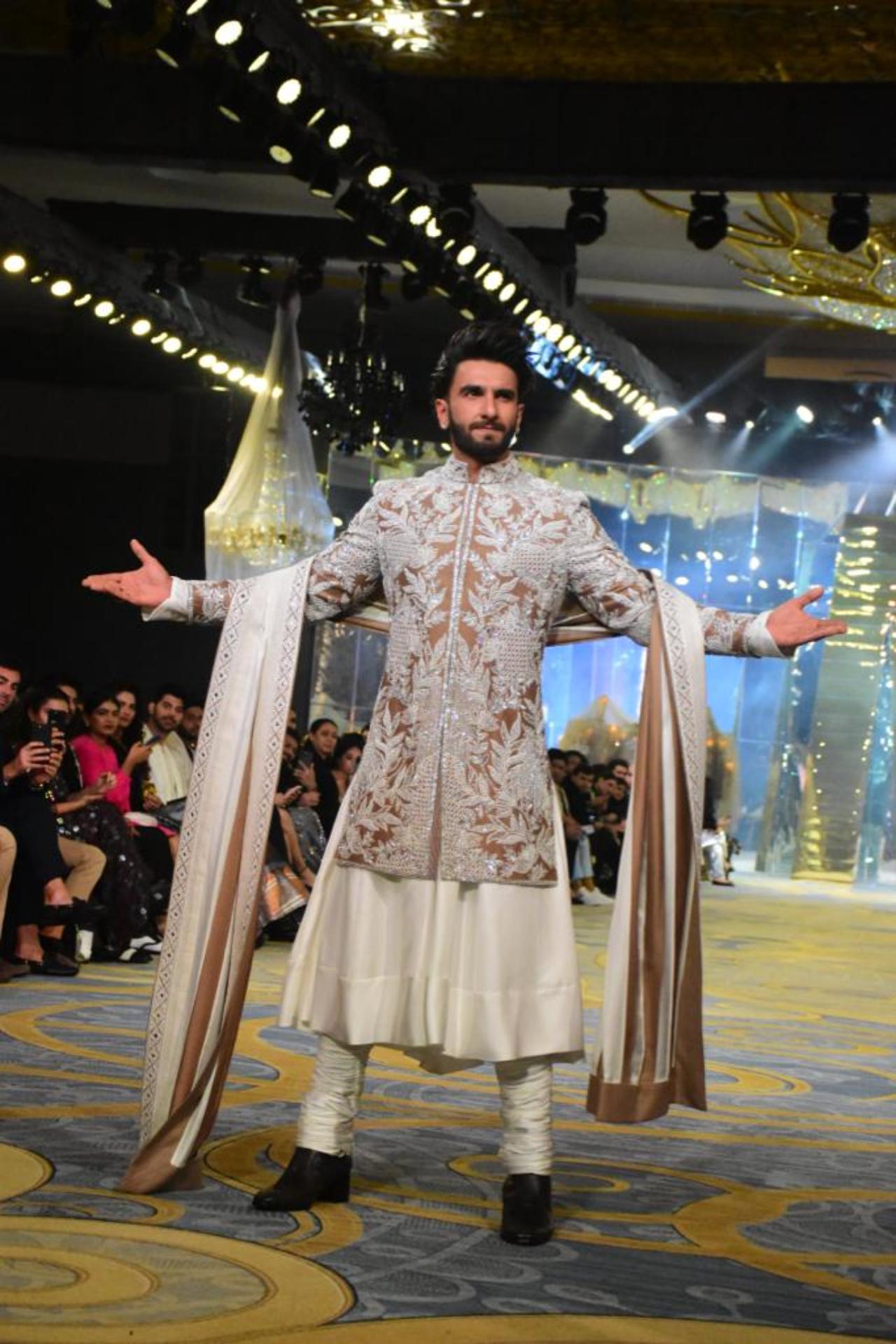 Ranveer Singh knows how to shine in any outfit. He looked royal in this silver sherwani by Malhotra