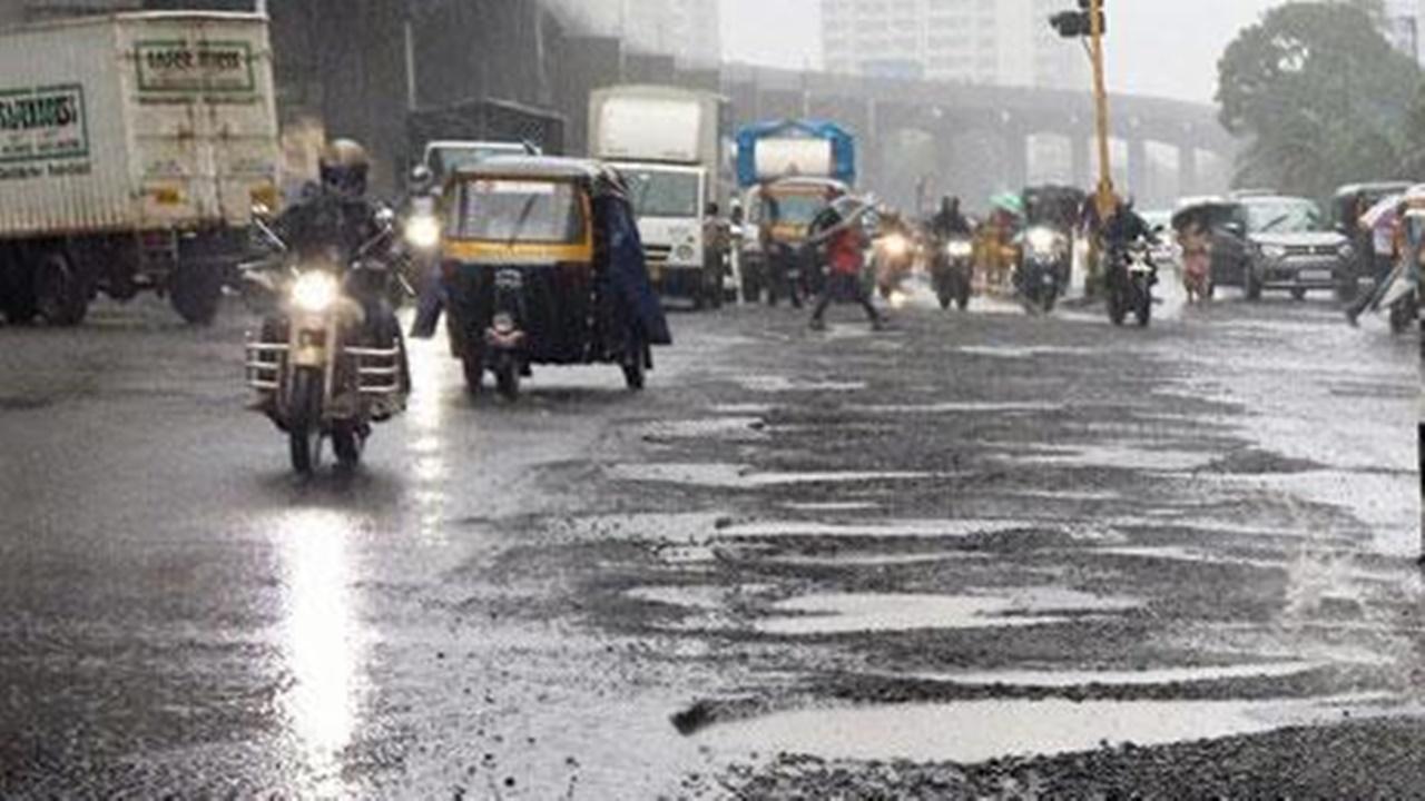 The repaired area measures around 11,038 metres. Additional Municipal Commissioner P Velrasu said, “The pre-monsoon road maintenance work on the entire Western Express Highway is commendable. Officials have been ordered to repair potholes on the Eastern Express Highway. Although there is a deadline of 48 hours to fill potholes after receiving a complaint, efforts are being made to fill potholes within 24 hours using Cold Mix technology.” Pic/Anurag Ahire