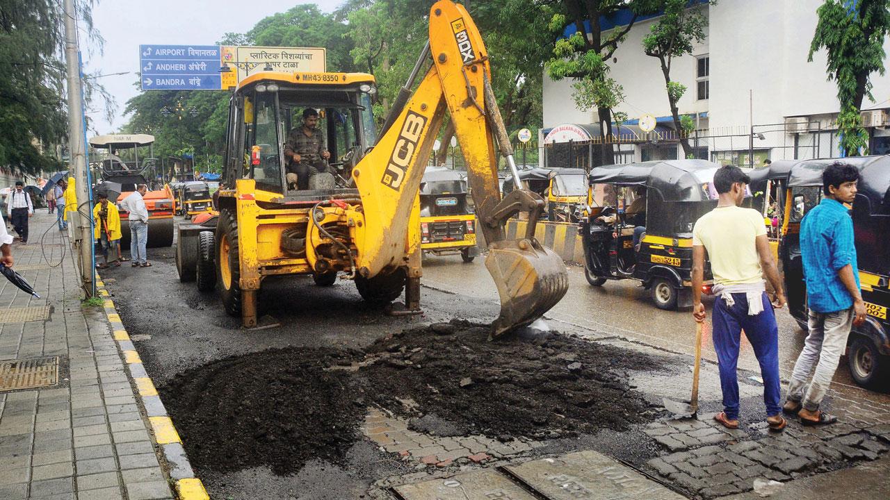But commuters are already facing the same fate this monsoon. The BMC has awarded a contract worth Rs 6,080 crore to concrete 400 km of roads this February. “But none of the roads were completed before the monsoon,” alleged Aaditya Thackeray, Shiv Sena (UBT)leader. Pic/Satej Shinde