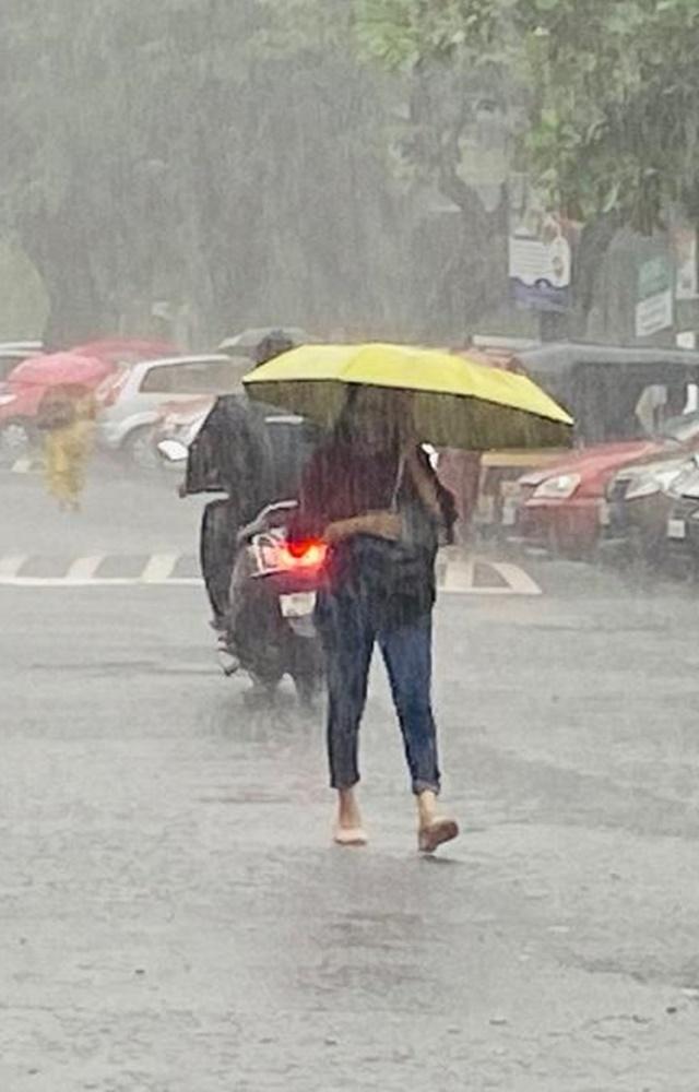 The weather forecast for today, July 21, indicates that Mumbai and its suburbs are likely to experience heavy rainfall, accompanied by occasional gusty winds.