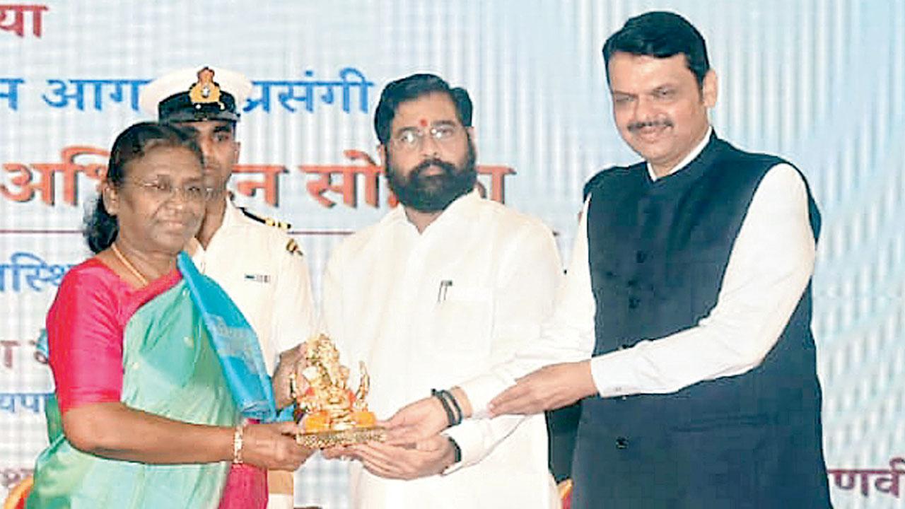 CM Eknath Shinde and DyCM Devendra Fadnavis present an idol of Lord Ganesha to President Droupadi Murmu, at Raj Bhavan, on Thursday