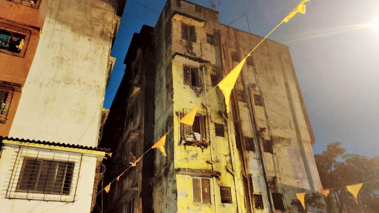 JNM building in Hanuman Nagar, Nalasopara, was declared unsafe, however, residents were yet to evacuate it. Pic/Hanif Patel