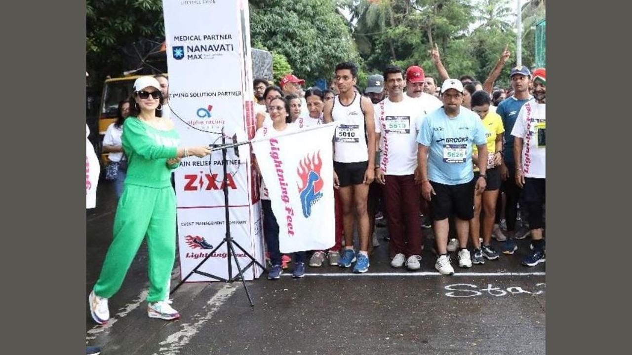 Ameesha Patel & Ameet Satam flags off Lightning Feet Half Marathon for Families at Juhu