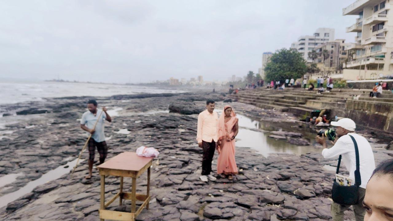 No help from BMC, Bandra cops ‘appoint’ hawkers as lifeguards