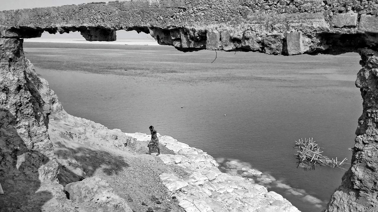 People living upstream and downstream of the Farakka Barrage often lose everything to the changed behaviours of the interrupted river. Pic/Arati Kumar-Rao