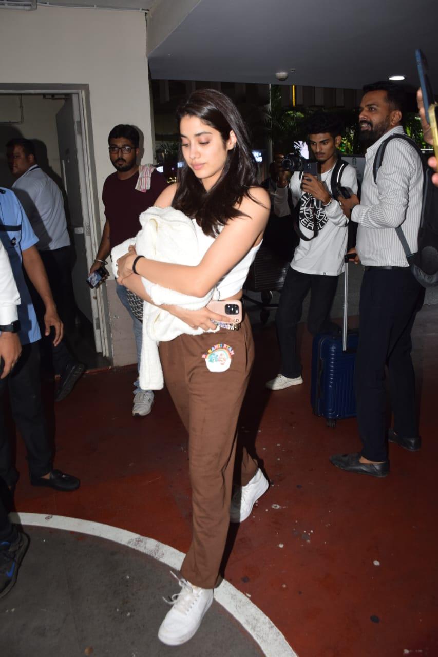 Janhvi greeted the paparazzi with warmth as she settled into her car