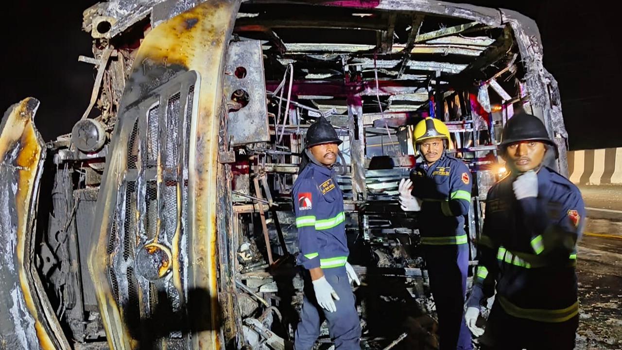 Nationalist Congress Party's Saleem Sarang took to Twitter to grill the state government over the accident.  In a tweet written in Marathi, Sarang addressed the tragic incident and highlighted the importance of investigating its cause to prevent similar accidents in the future.
