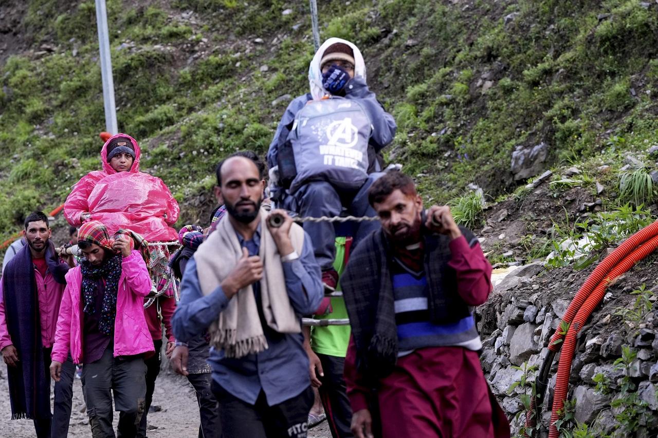 While 2,346 pilgrims left in a convoy of 131 vehicles for the Baltal base camp early today