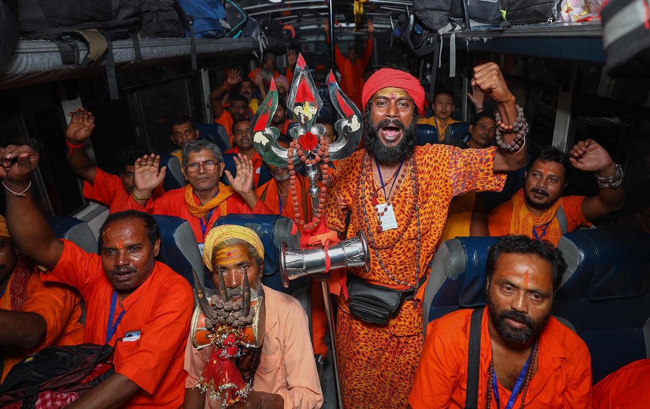 The fourth batch of pilgrims left in two back-to-back convoys and were escorted by eight security vehicles and an ambulance between 3.40 am and 4.10 am, the officials said