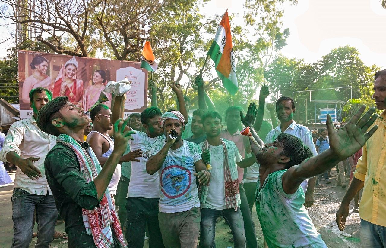 The CPI(M) has won 2,885 and is leading in 96 seats. The Congress won 2,498 seats and is leading in 72
