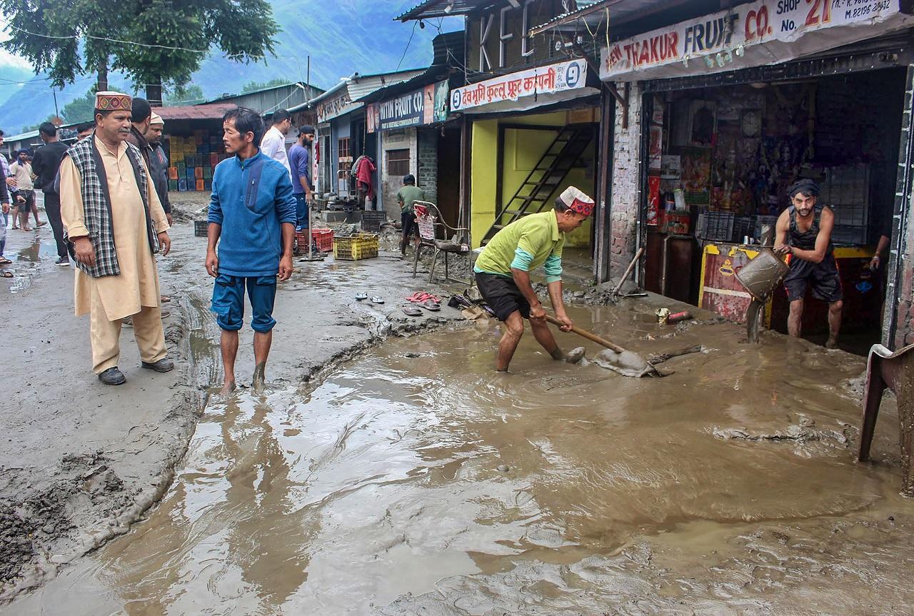 On Tuesday morning, the Sampats finally managed to leave Manali. They were stuck in a traffic jam for several hours, as the roads were still congested. They also had to pay inflated prices for fuel. On Wednesday evening the Sampats finally reached Chandigarh airport and were to board their flight for Mumbai (Pic/PTI)