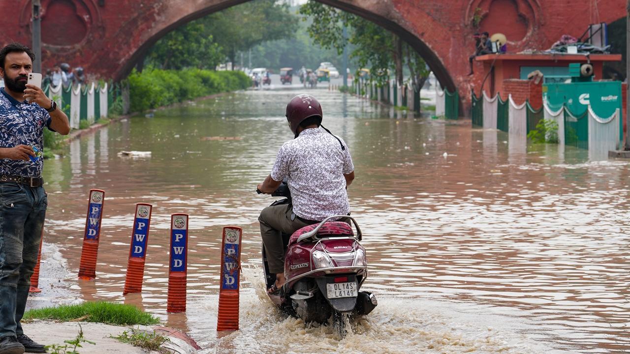 Delhi: Govt bans entry of heavy goods vehicles as Yamuna swells