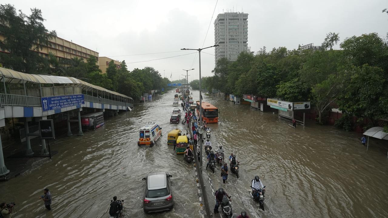 The floodwaters even reached the Supreme Court, located in the Tilak Marg area in the central part of the city.