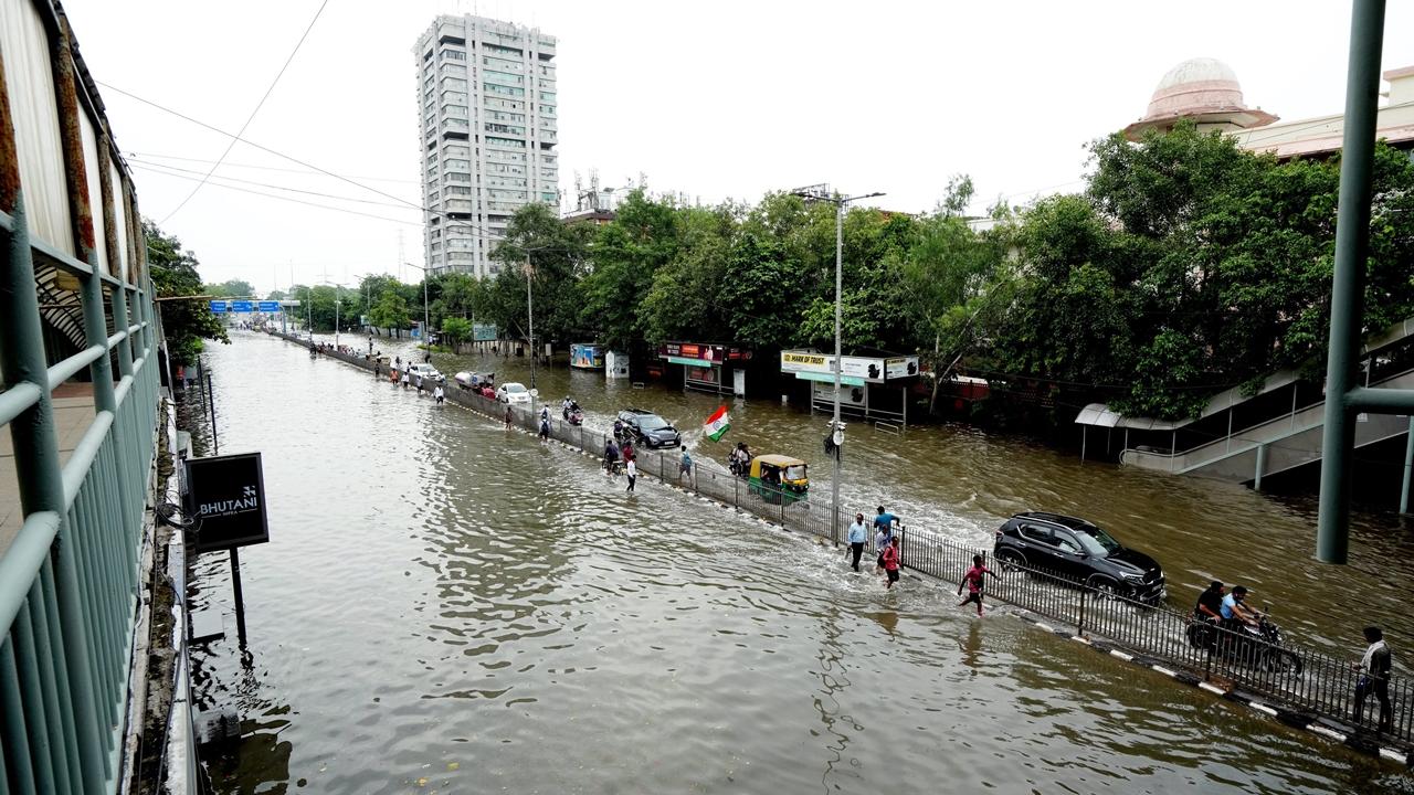 Delhi Cabinet minister Saurabh Bharadwaj alleged that the regulator was damaged because of the delay in the deployment of the NDRF, even as Lieutenant Governor Vinai Kumar Saxena urged him not to start a blame game.