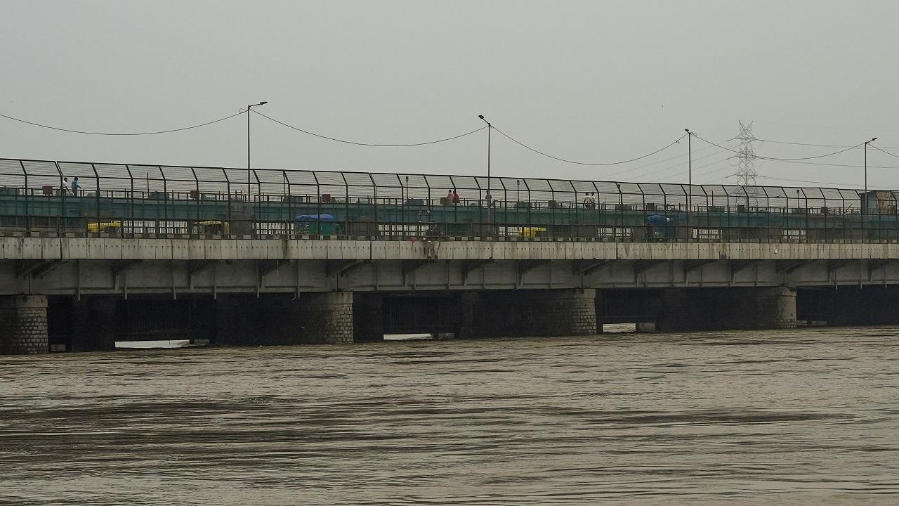 The water level in the river had dropped below the danger mark of 205.33 metres by 8 pm on Tuesday, after flowing above the threshold for eight days. It receded to 205.22 metres at 5 am on Wednesday before it started rising again