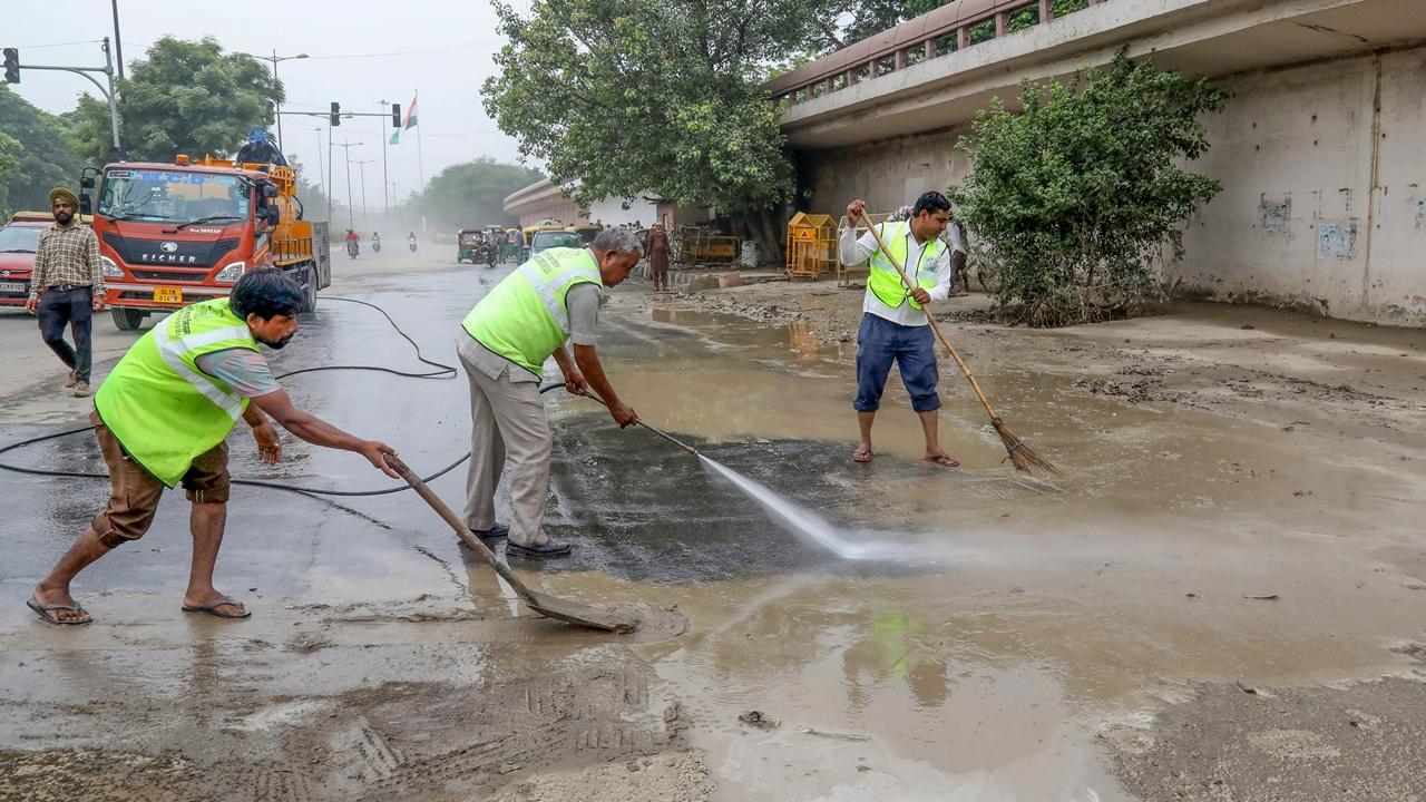 In view of the decrease in the water level of Yamuna, the Transport Department of the Delhi Government relaxed some of its travel restrictions. The entry of heavy goods vehicles in Delhi will now be restricted only from the Singhu border.
