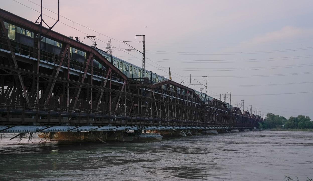 Delhi: Yamuna swells further, Old Railway Bridge shut for train traffic