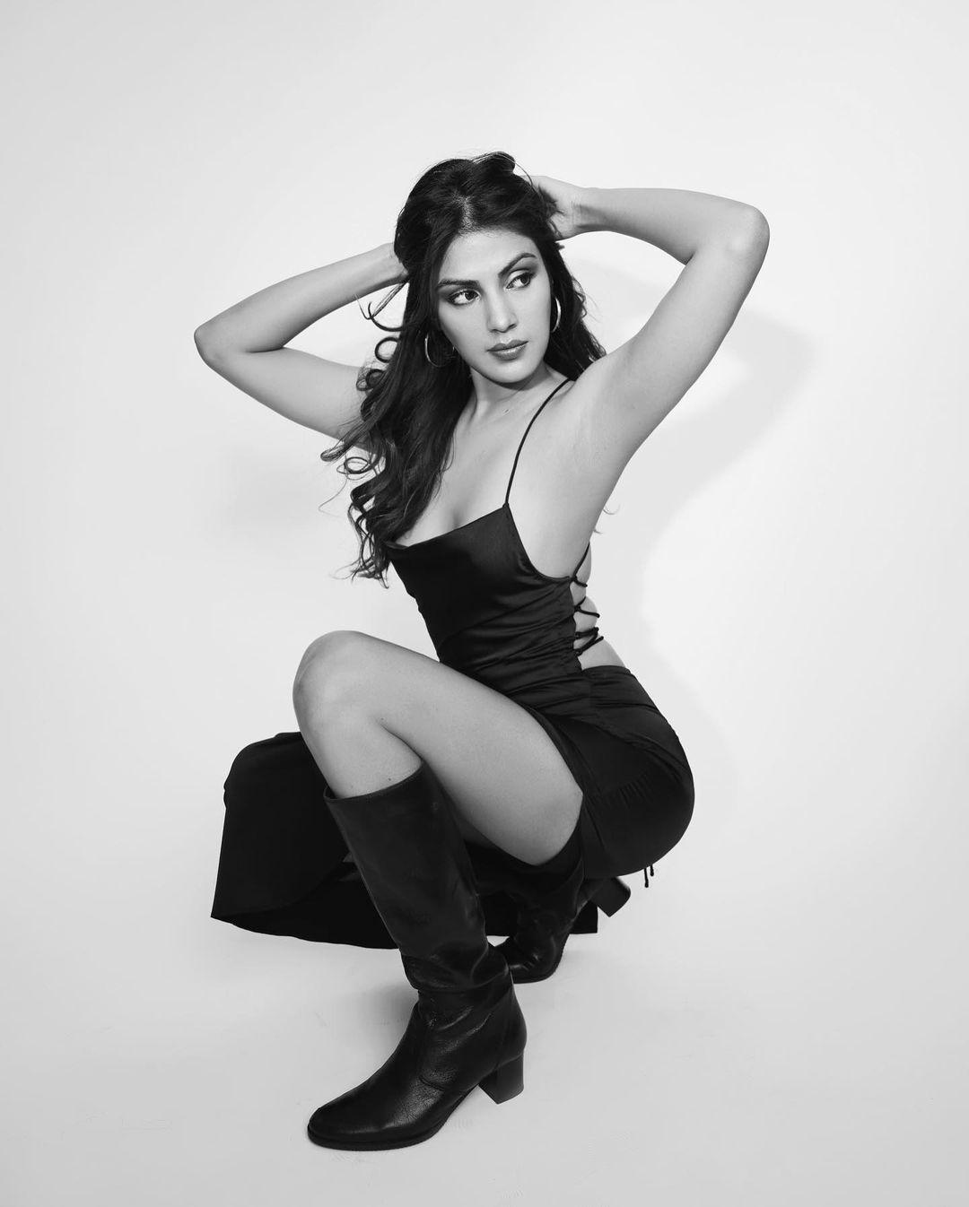 A masterclass in monochrome, Rhea Chakraborty's black-on-black perfection.