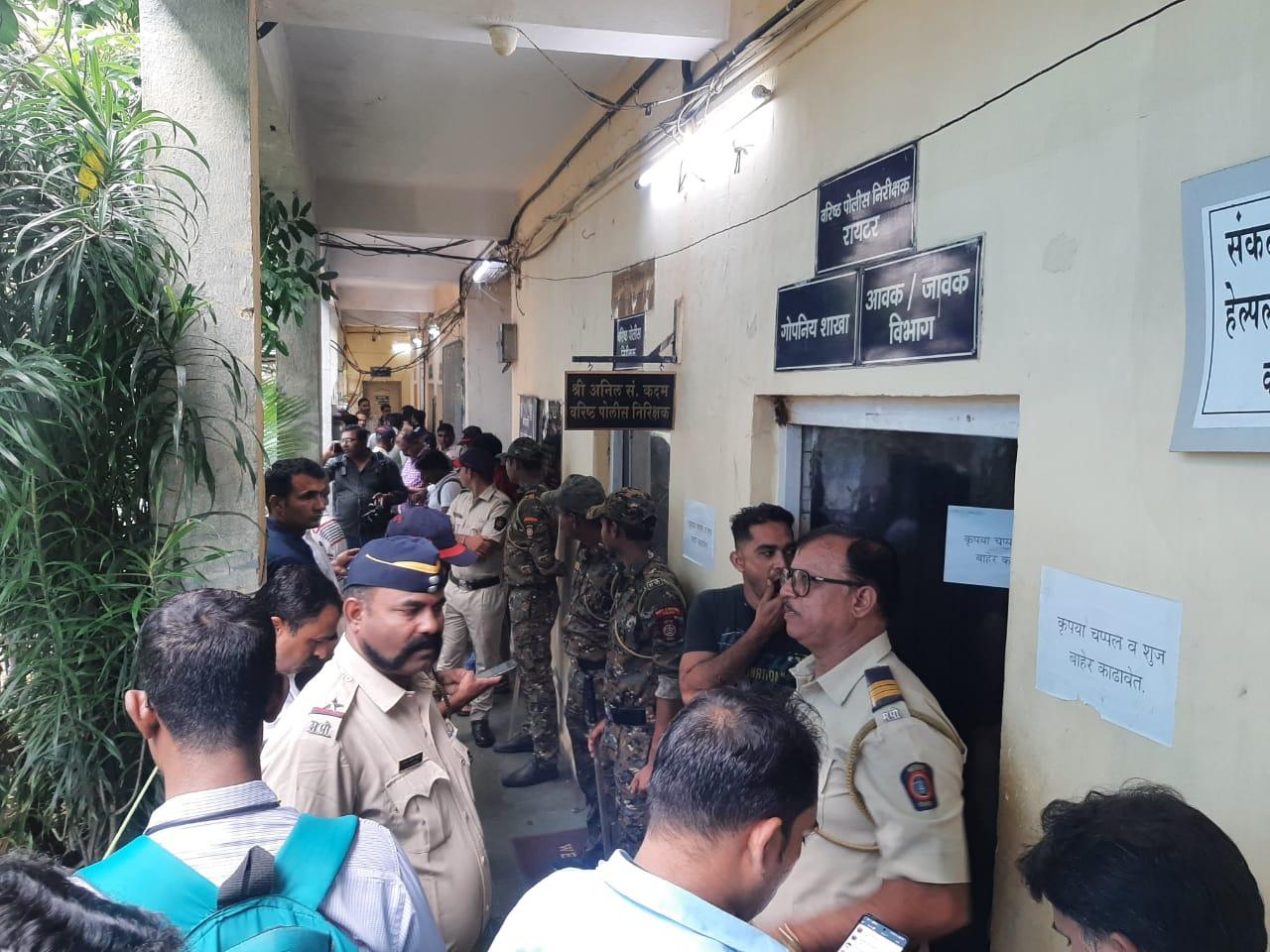 The accused is in the custody of the Mira Road railway police. The bodies were taken out of the train at Borivali railway station (Pic/Satej Shinde)