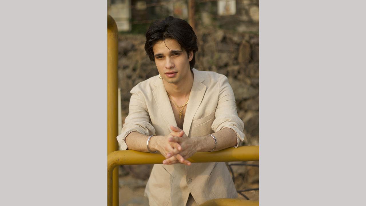Raaj Rawal, son of Popular actress Pooja Ghai to make his film debut with 