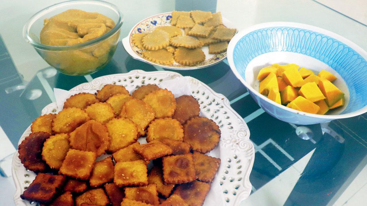 East Indian home chef Sybil Rodrigues makes umber during the monsoon. The deep-fried treat is made of wheat, rice flour, jaggery and ripe pumpkin. Pics/Anurag Ahire