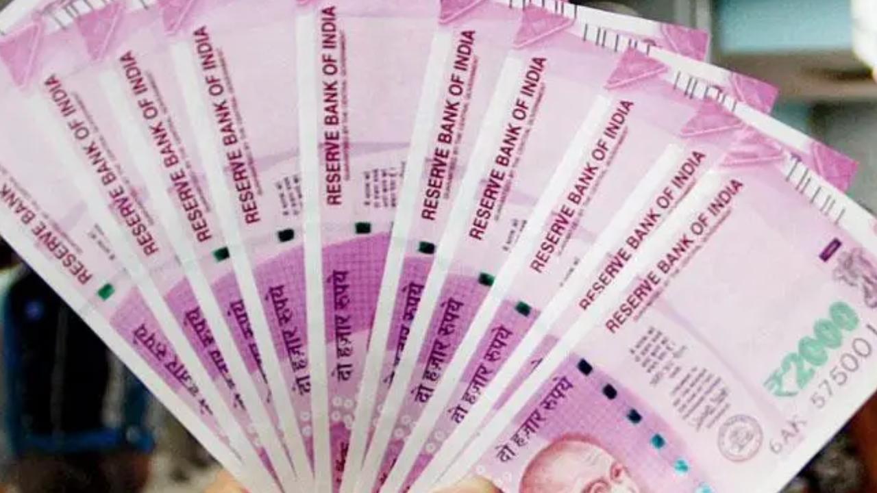 Maharashtra: Police recover Rs 27.62 lakh cash, including Rs 2000 notes, given by Naxalites for exchange; two held