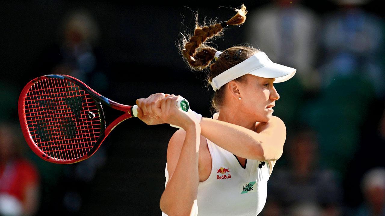 Defending champion Rybakina advances to Wimbledon Round 3