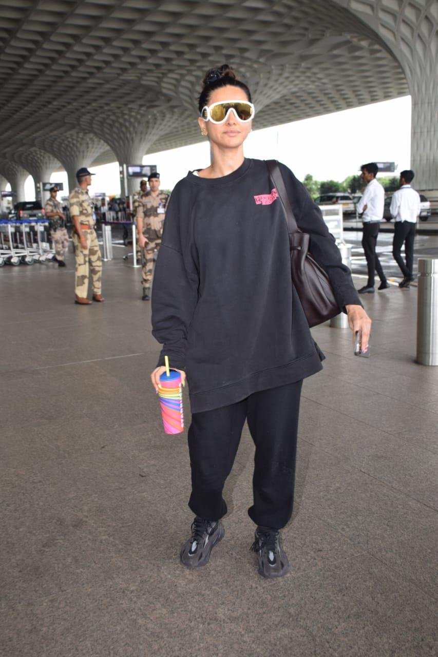  Shibani made a style statement as she embarked on her journey.