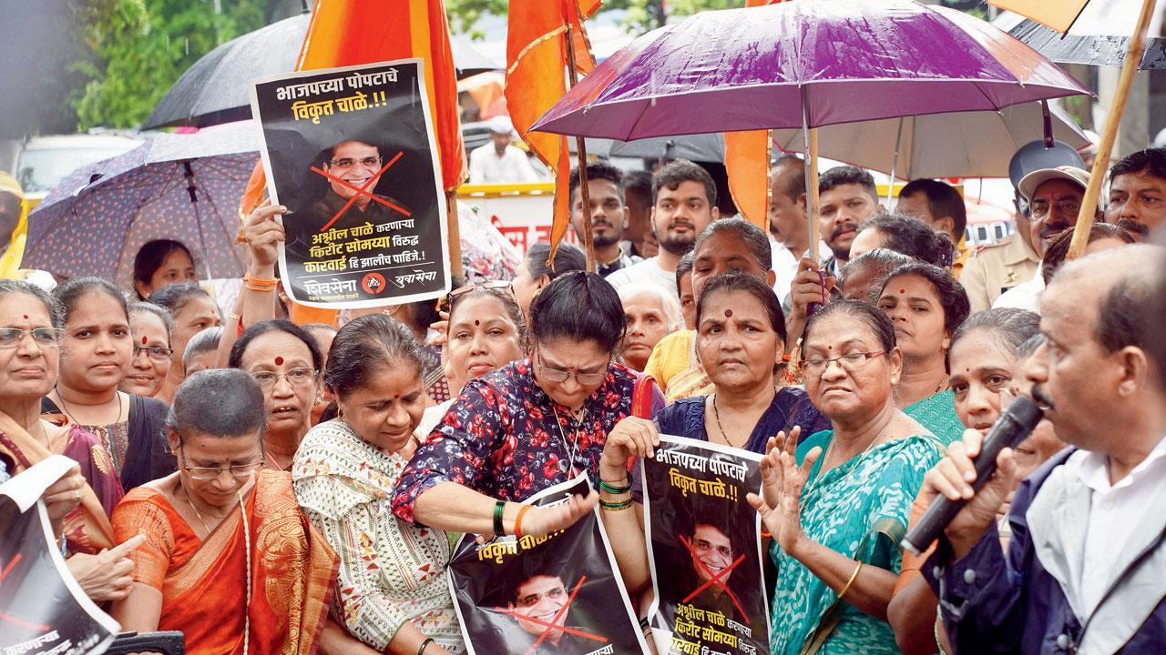Members of the Shiv Sena (UBT) stage a protest against Kirit Somaiya, at Vile Parle East, on Tuesday. Pic/Aishwarya Deodhar