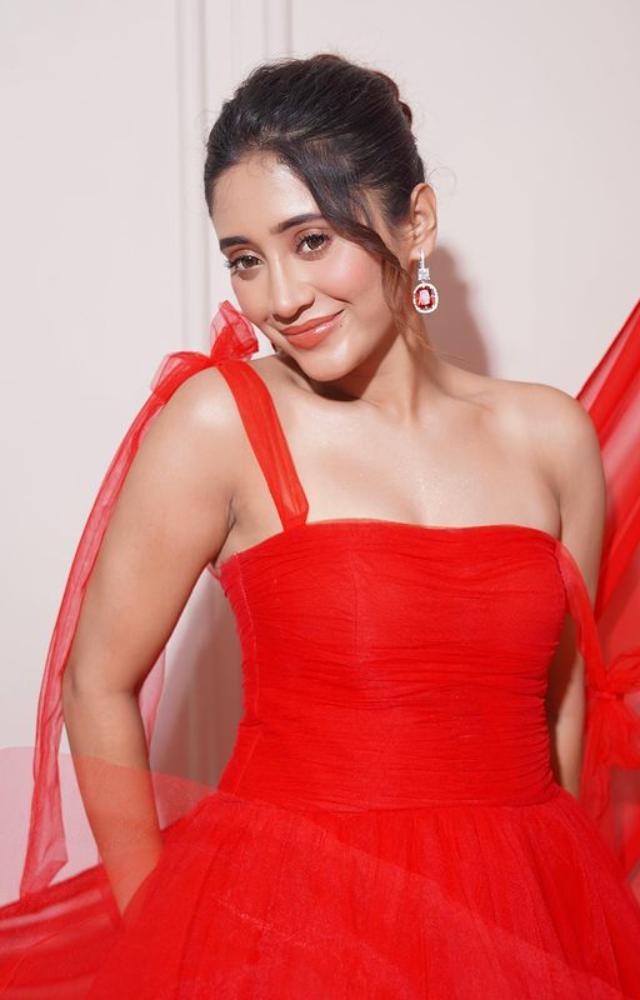 𝐒𝐡𝐢𝐯𝐚𝐧𝐠𝐢 𝐉𝐨𝐬𝐡𝐢 | **Red Dress** is not a trend | Facebook