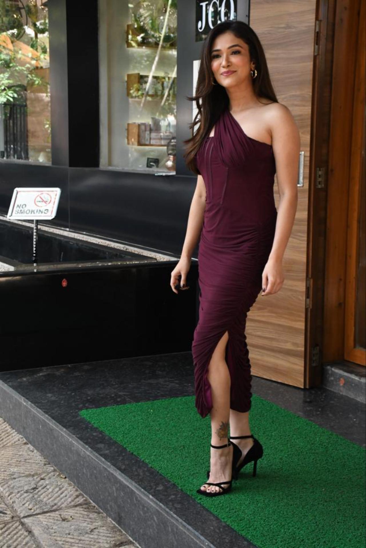 Our beauty queen Ridhima Pandit spotted outside a salon in Bandra today
