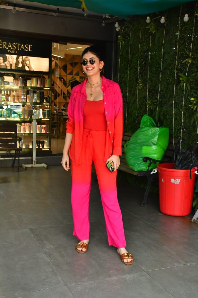 The actress, Sanjana was killing all her Monday blues with her amazing red and pink outfit