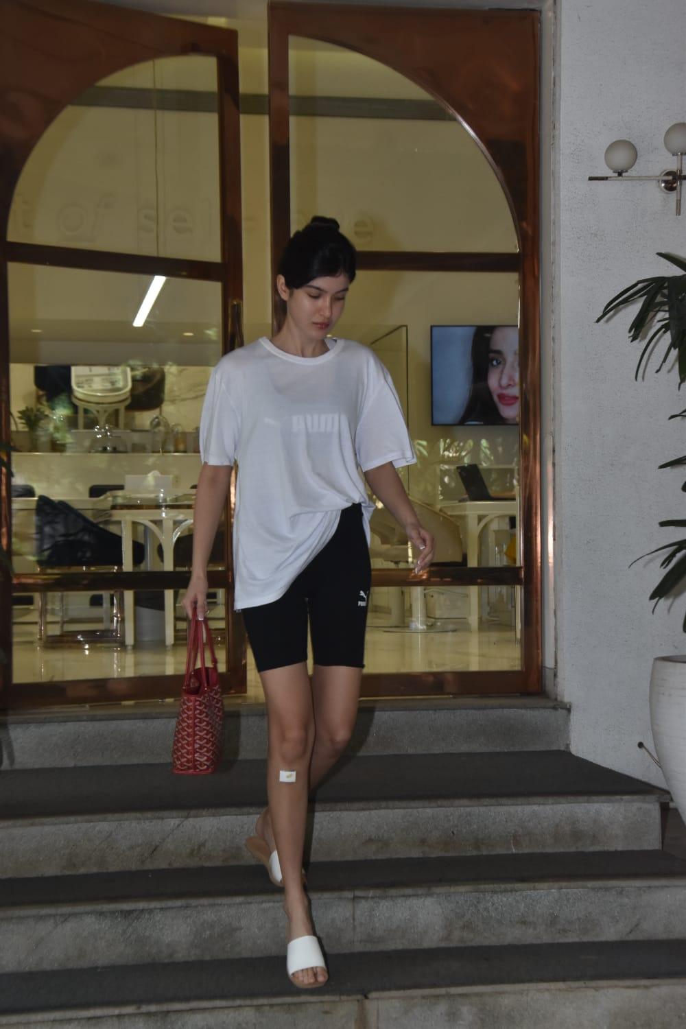 Shanaya opted for a simple white t-shirt and cycling shots for her Monday look