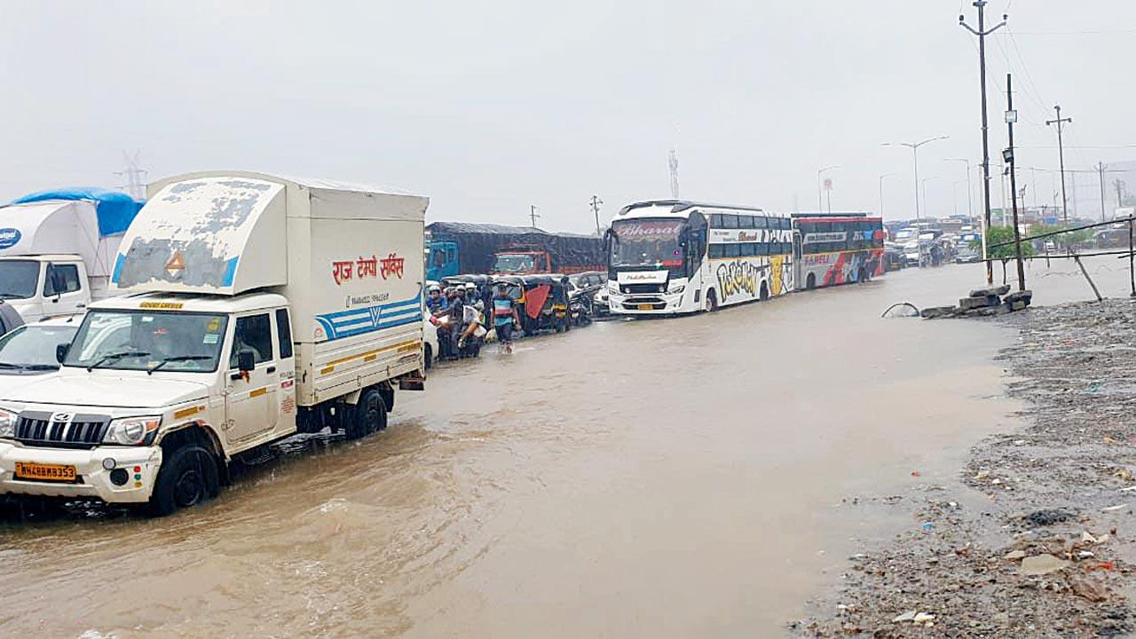 Chaotic scenes unfold along the Mumbai-Ahmedabad highway amid Wednesday’s deluge. Pics/Hanif Patel