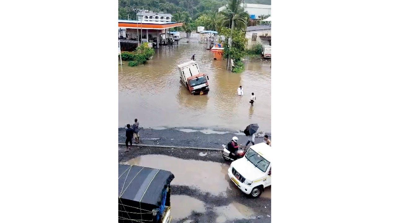 Chaotic scenes unfold along the Mumbai-Ahmedabad highway amid Wednesday’s deluge. Pics/Hanif Patel