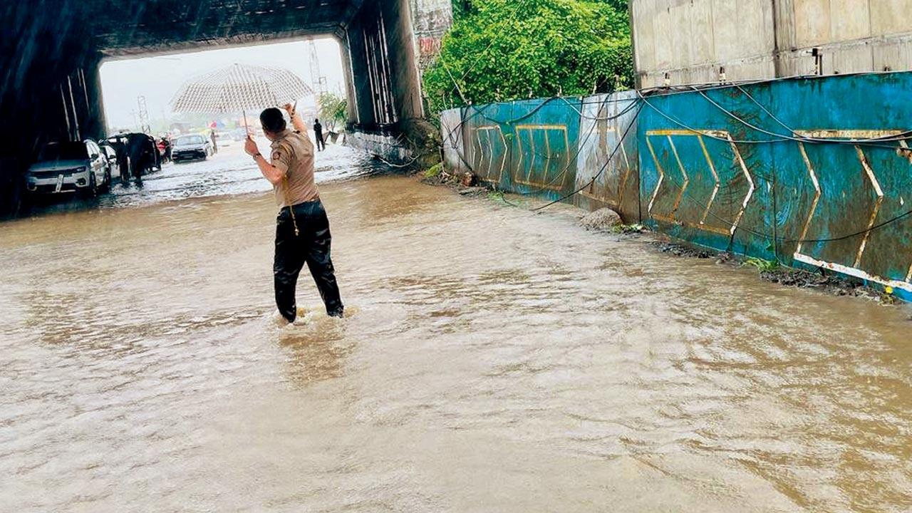 Cops try in vain to control traffic on the pothole-ridden stretch