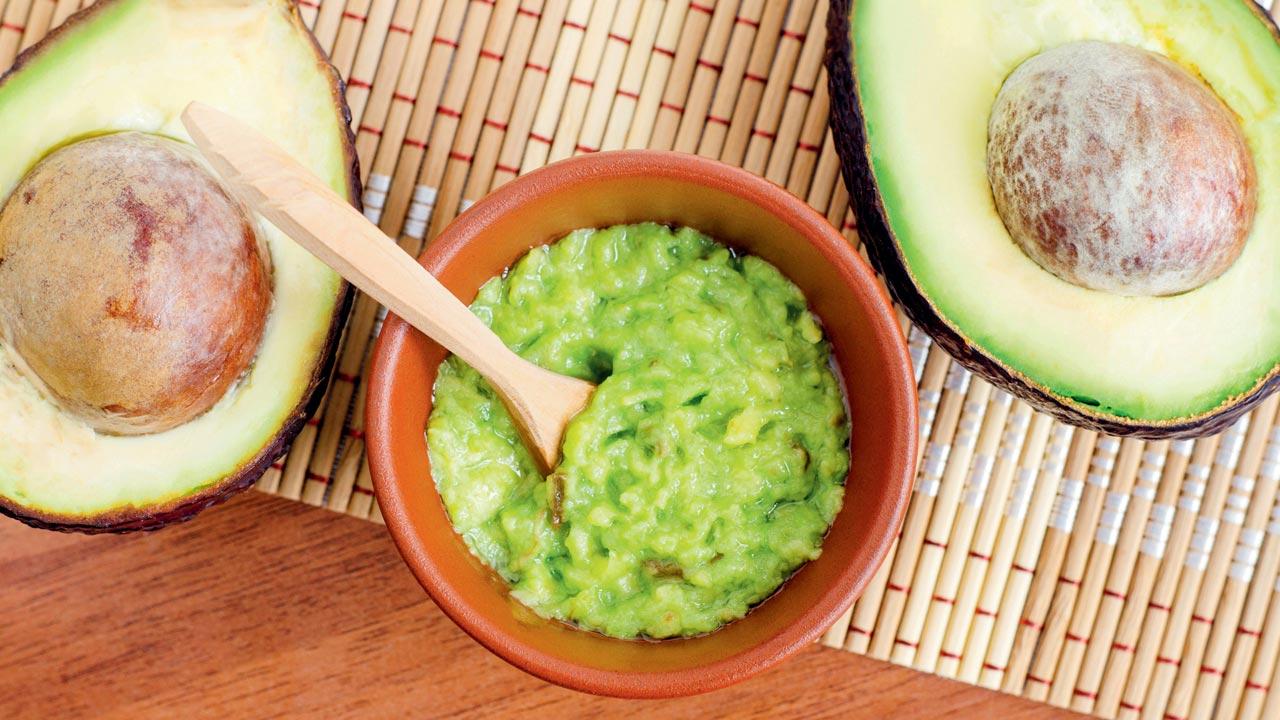 Avocado paste with coconut oil helps reduce frizz 