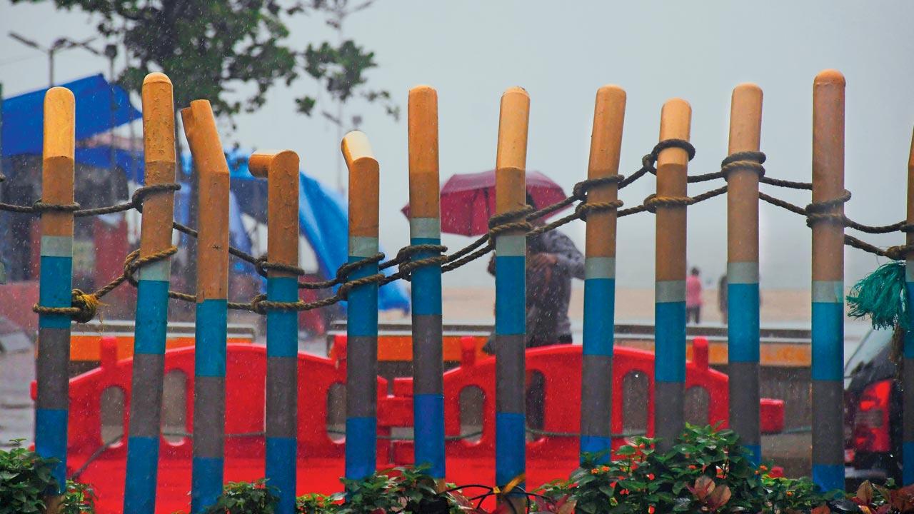 The barricades will cover the stretch from NCPA to the Princess Street flyover. Pics/Ashish Raje