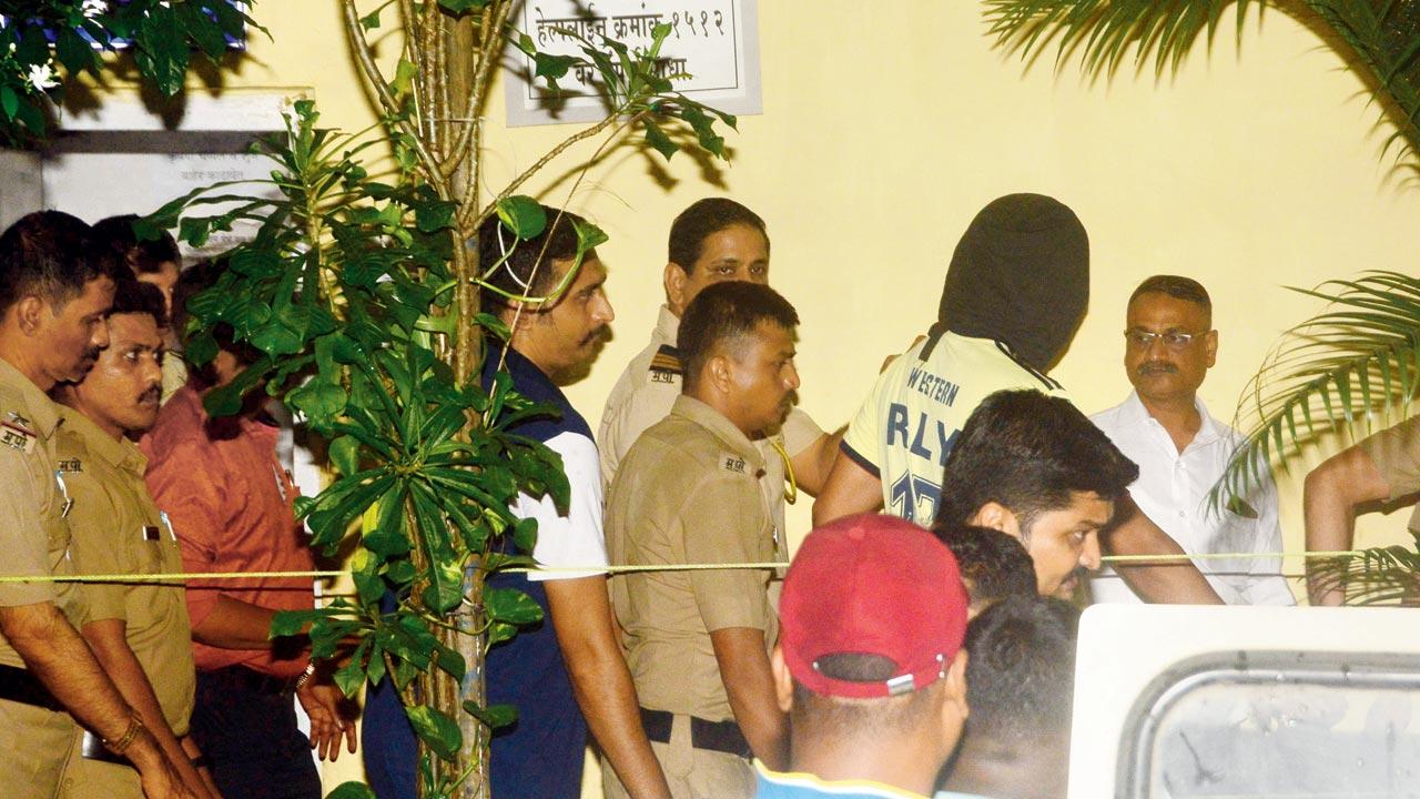 Police take accused Chetan Kumar Singh for a medical check-up from Borivli GRP Police Station. PIC/satej shinde