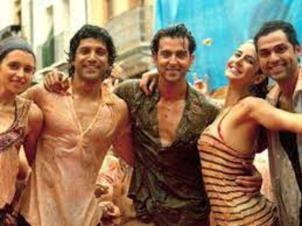 The La Tomatina festival shown in the movie was re-created in Buñol, Valencia, Spain with almost 16 tons of tomatoes specially flown in from Portugal