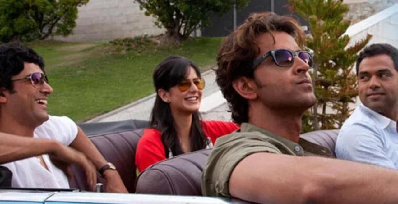 The Spanish song that plays while the three are in the car (SUV) on the way to Costa Brava is 