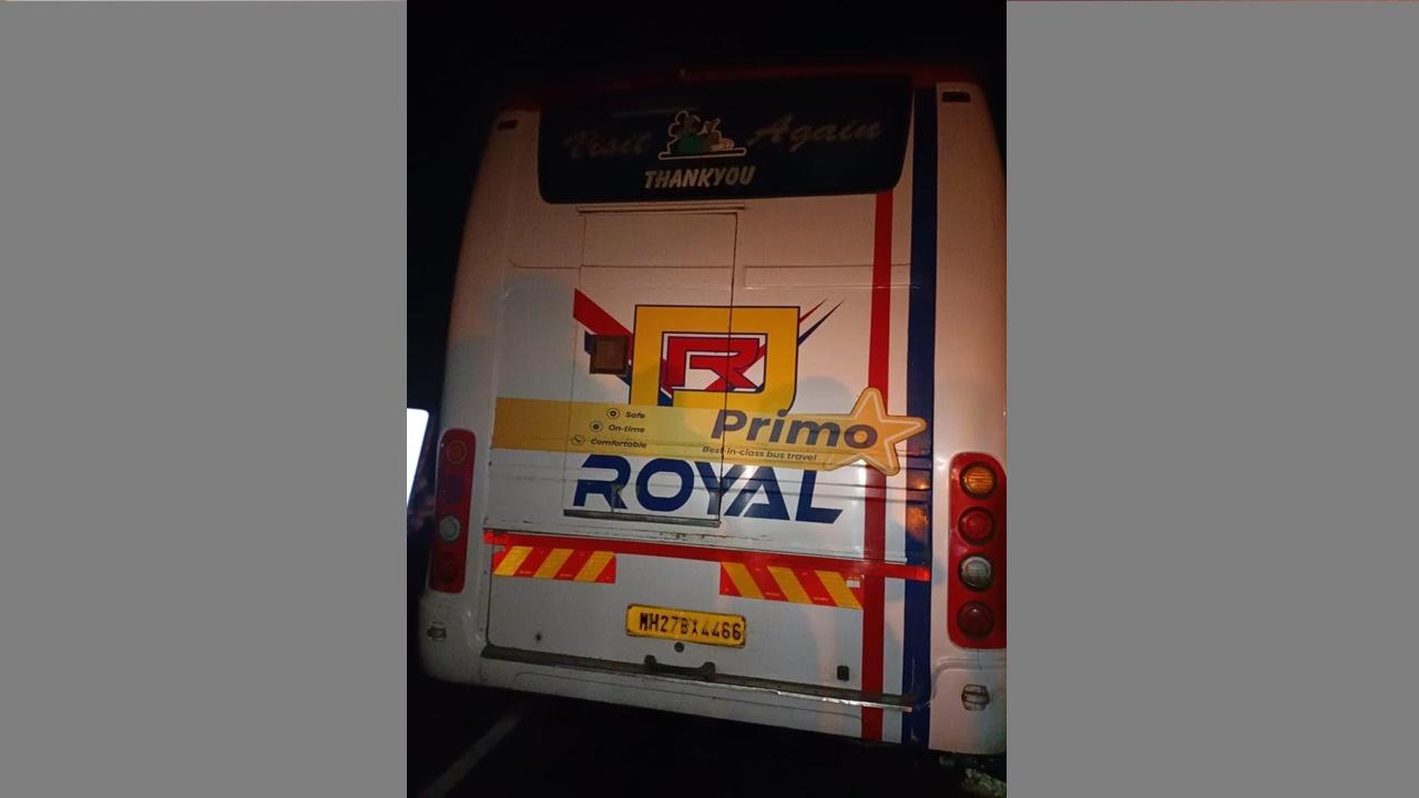 According to the highway police, the incident occurred at around 2:30 am. One bus owned by Shree Balaji Tirth Yatra company, Hingoli (MH-08-9458), was returning to Hingoli, while the travel bus of Royal Company (MH-27-BX-4566) was traveling towards Nashik from Nagpur. One of the buses was attempting to overtake a truck but ended up colliding with the other bus in front. Pic/Highway Police