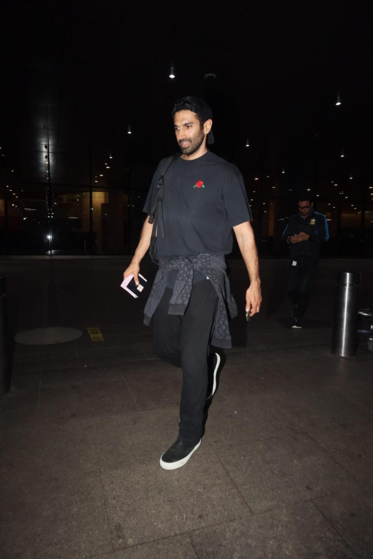 Aditya Roy Kapur was seen in an all-black casuals on Wednesday night as he reached Mumbai airport