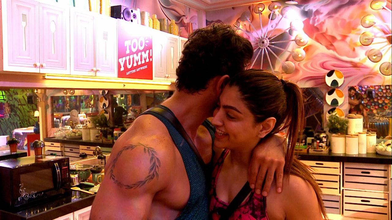 On last Thursday&rsquo;s episode, Avinash Sachdev gave Jad Hadid and Akanksha Puri a dare to kiss each other on the lips. While the two of them completed the task, host Salman Khan reprimanded them and `sanchalak` Falak Naaz during `Weekend Ka Vaar.`