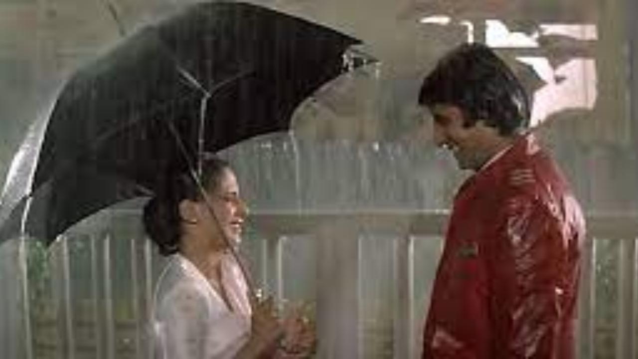 The song 'Aaj Rapat Jaye Toh' from 'Namak Halaal' is one of the most famous monsoon songs